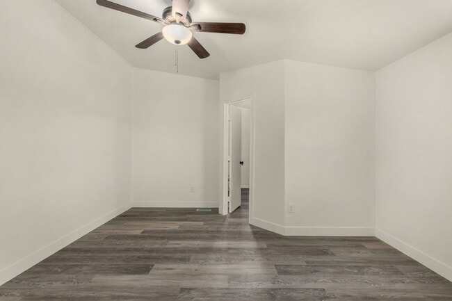 Building Photo - 1.25 Acre 5 Bedroom 3 Bathroom Horse Property in Florence!