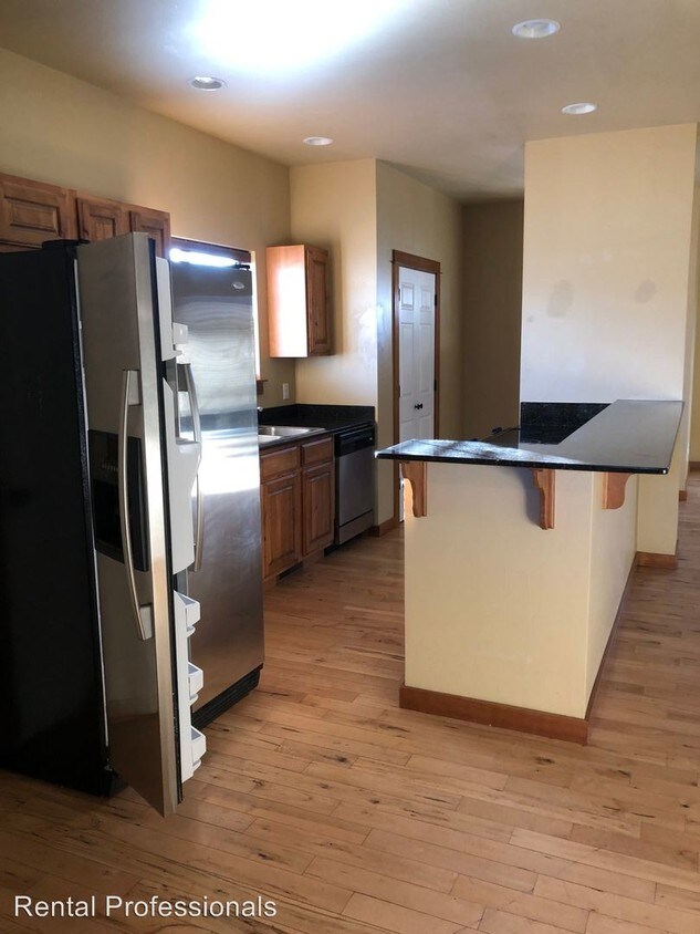 Primary Photo - 4 br, 3 bath House - 332 N. Cottonwood Unit F