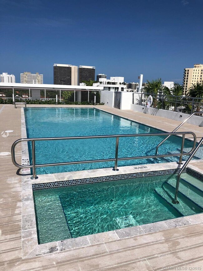 Foto del edificio - 1100 100th St