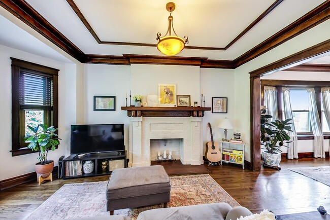 Living Room - 3760 N Wayne Ave