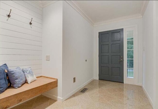 Interior - Foyer - 2203 Oakwood Ct