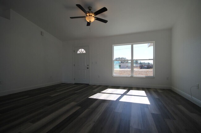 Foto del edificio - Stunning 3 Bedroom, 2 Bathroom Home in Oca...