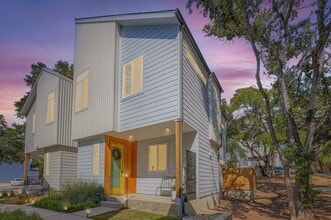 Building Photo - 814 N Bluff Dr