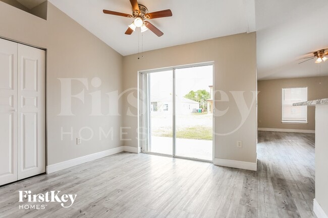 Foto del edificio - 419 SW Exmore Ave