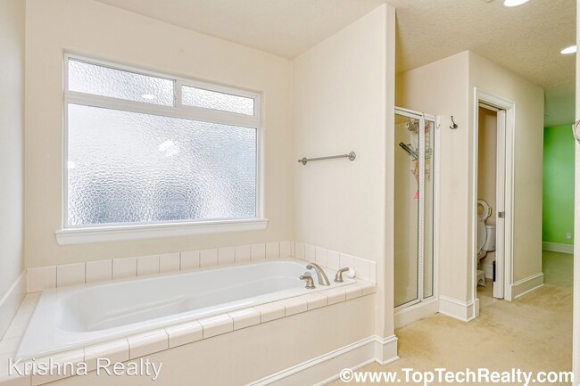 Foto del edificio - 4 br, 2.5 bath House - 12852 Northwest Bay...