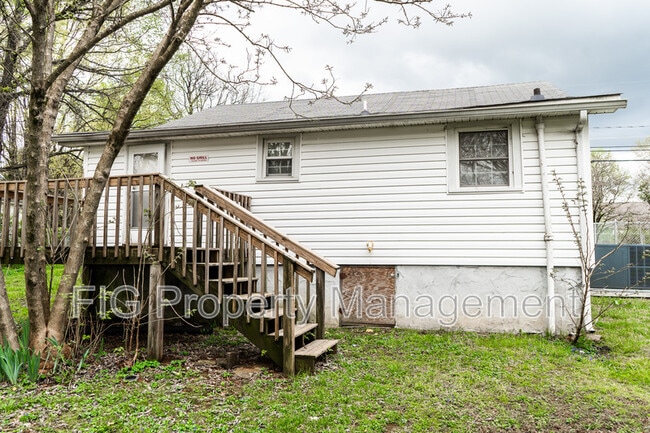 Building Photo - 322 Russell Rd
