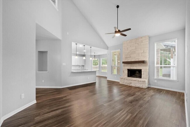 Building Photo - 16085 Deer Pnes Dr