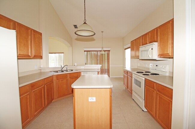 Foto del edificio - Beautiful 4/3 in Bellalago with Pond Views