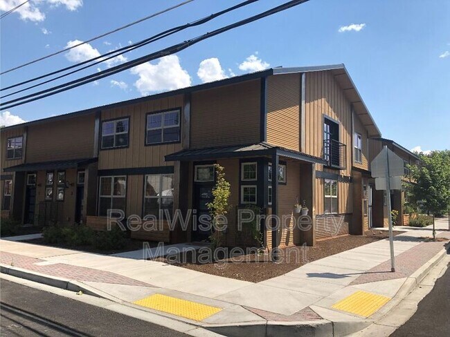Building Photo - 738 W Antler Ave