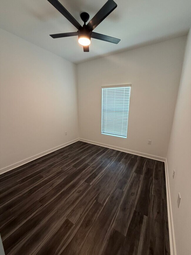 Foto del edificio - 2220 Leda Ave S