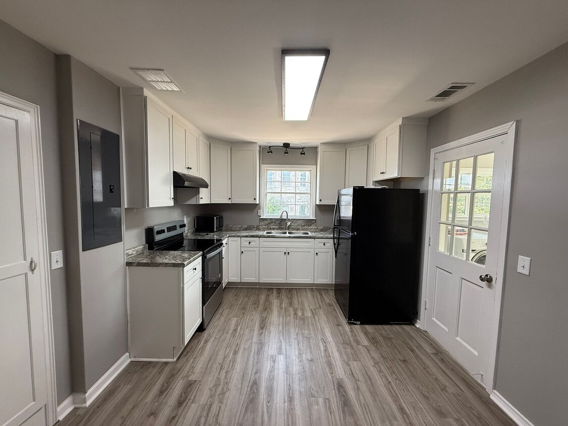 Primary Photo - 18 N Zetterower Ave