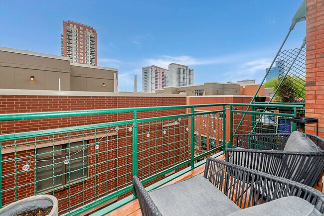 Foto del edificio - 1727 S Indiana Ave