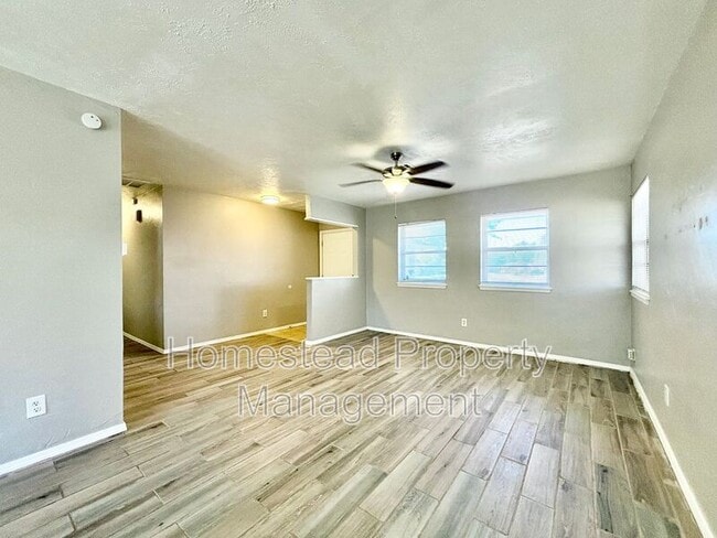 Foto del edificio - 10200 N Military Ave