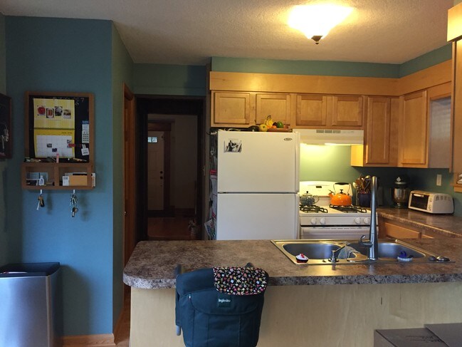 Vista de la cocina de tu área de estar - 2619 Fremont Ave S