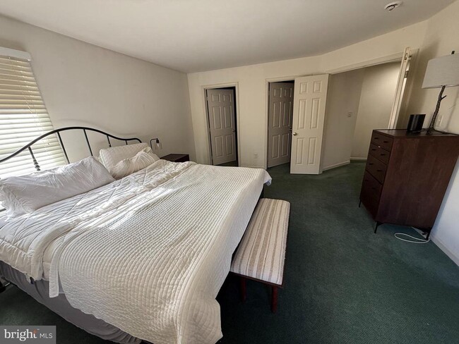 Building Photo - 344 Hart Mews