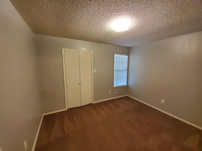 Building Photo - 10212 Hillhouse Ln