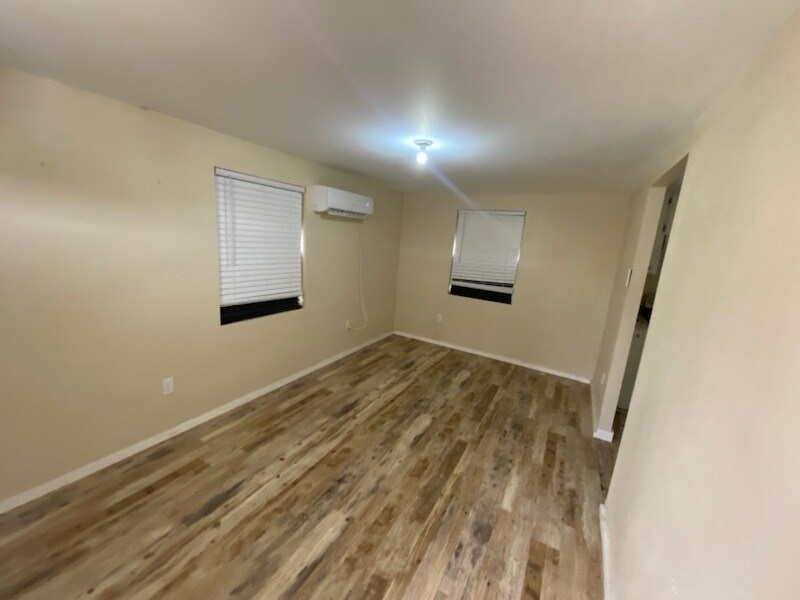 Entrance/living room - 2241 Gumwood Ave