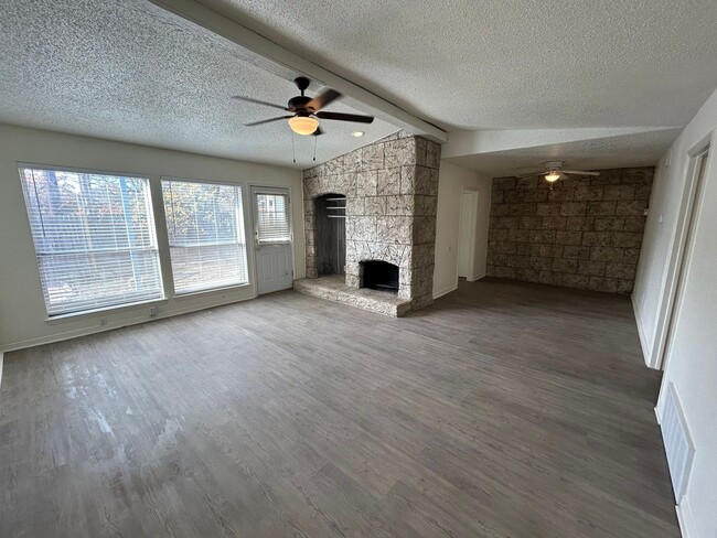 Building Photo - SUPERB Duplex in Euless! READY NOW!