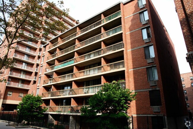Foto del edificio - 13635 Maple Ave