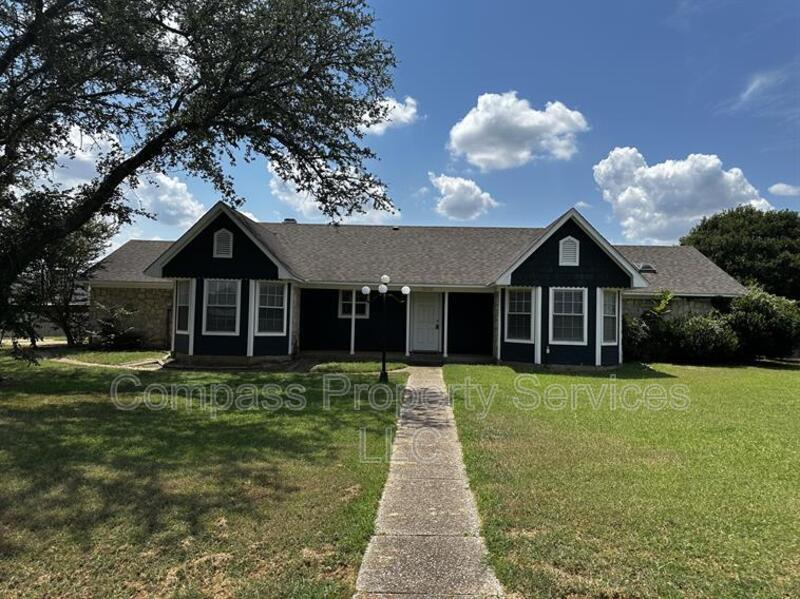 Foto principal - 216 Timberview Dr