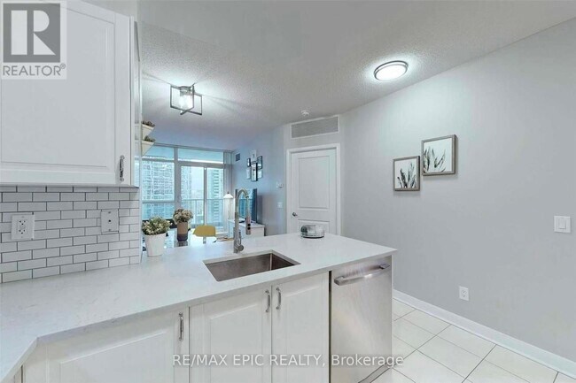 Photo du bâtiment - 4978-4978 Yonge St