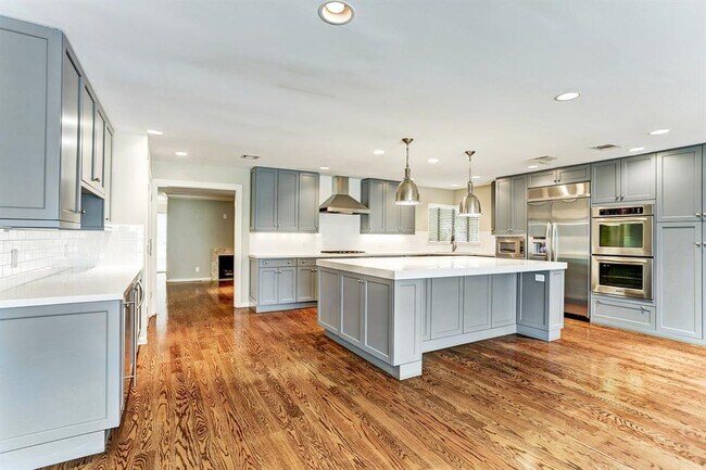Foto del edificio - 8826 Chatsworth Dr