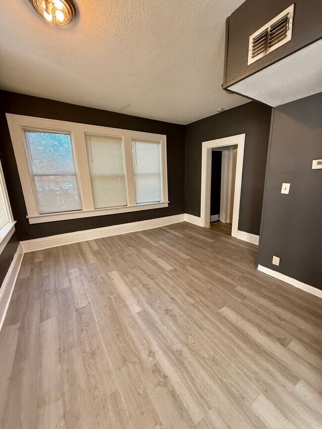 Foto del edificio - Wonderful 2 Bedroom a must see in Norwood.