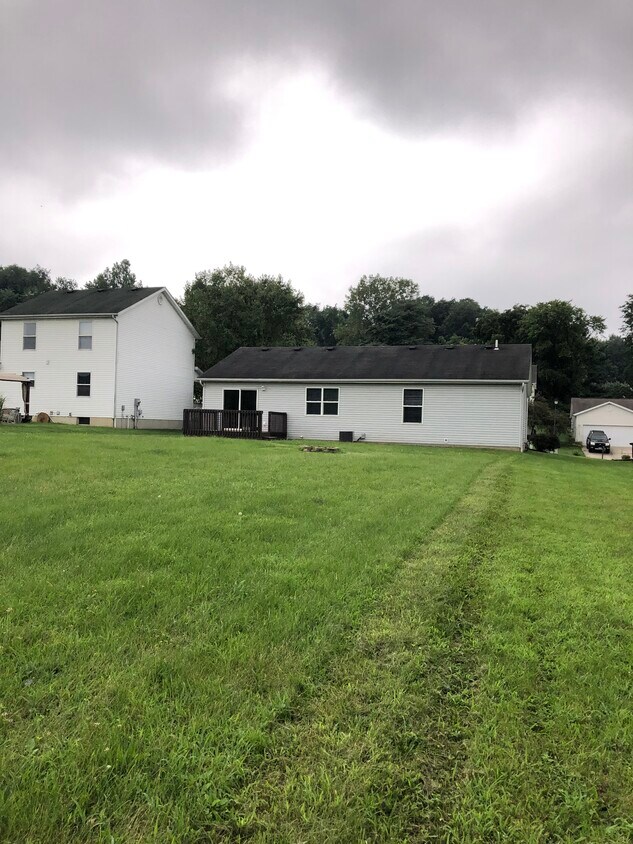 Large Rear yard - 850 Maher Dr