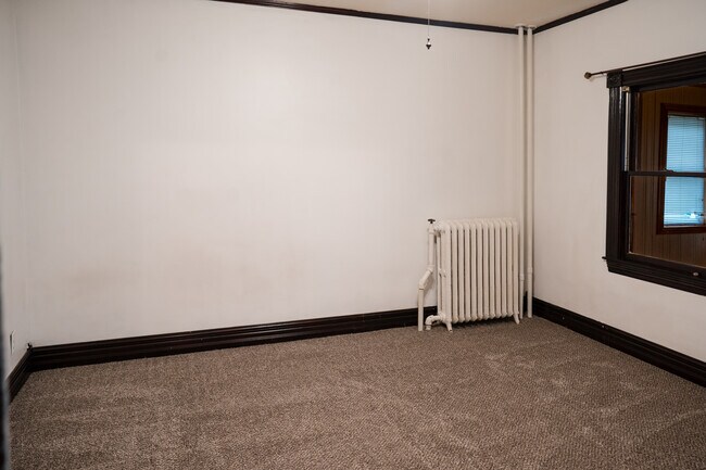 Building Photo - 556 Rose Ave E