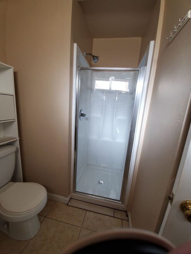 Building Photo - Super cute remodel 4 bedrooms 2 bath with ...