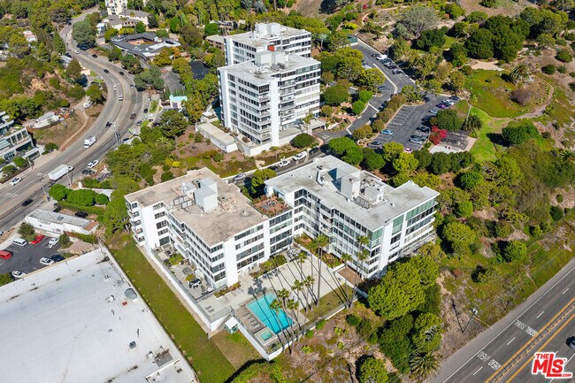 Building Photo - 17352 Sunset Blvd