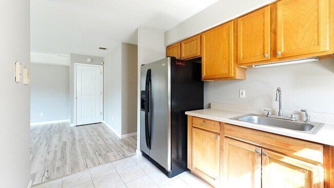 Building Photo - 591 Cherry St