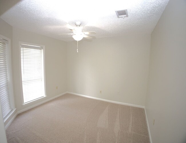 Building Photo - 4065 Northlake Dr