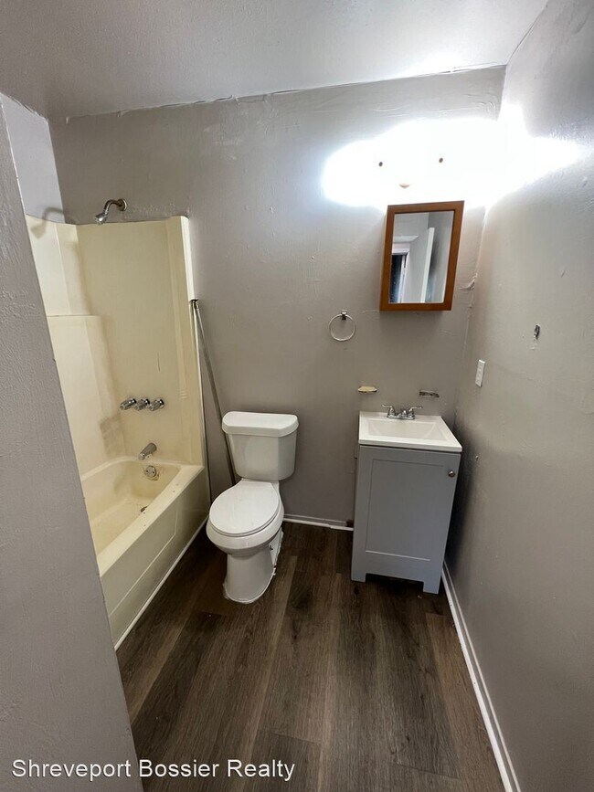 Building Photo - 3 br, 1.5 bath House - 1221 Pin Oak Pl