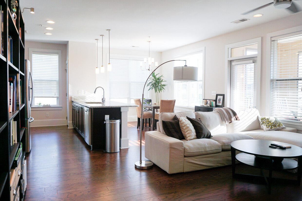 Corner unit with extra windows and natural light - 700 Finsbury St.