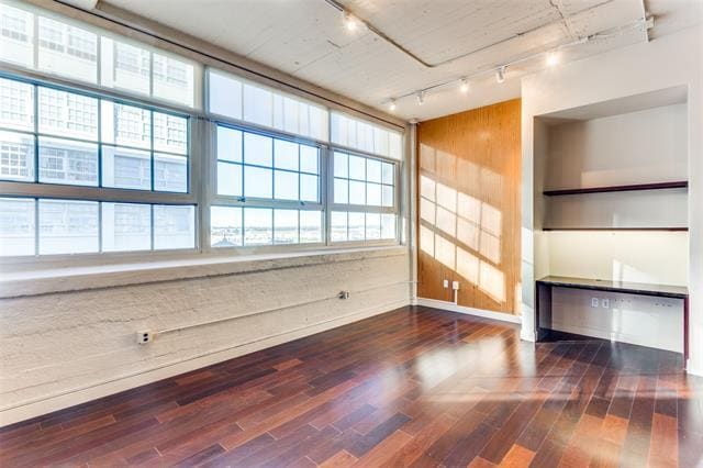 Building Photo - 2600 W 7th St