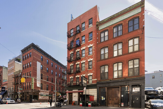 Building Photo - 385 Broome St
