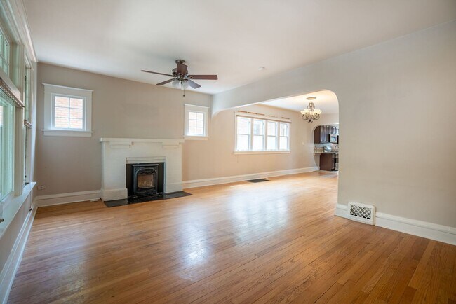 Building Photo - Monroe Duplex