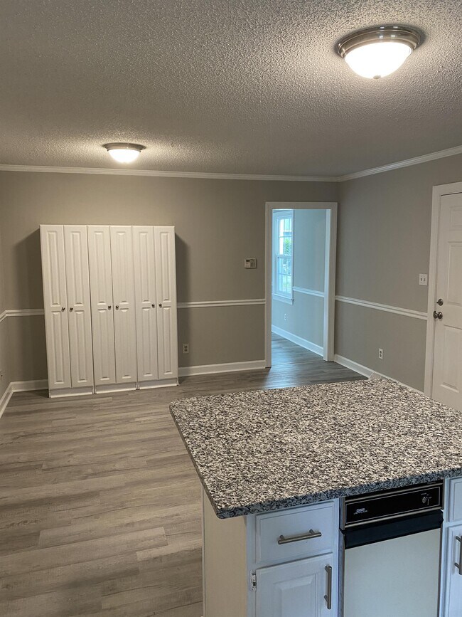 Building Photo - 6005 Fairfield Oaks Ln