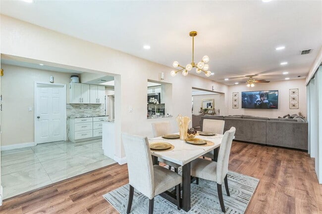 Building Photo - 5706 S Travelers Palm Ln