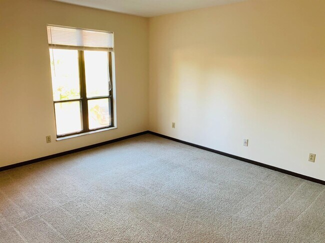 Building Photo - 451 Westwood Dr