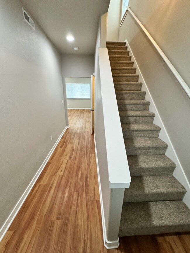 Foto del edificio - 3625-3627 Phantom Way