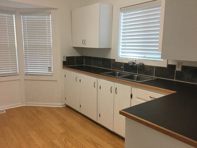 Building Photo - Cute 2 Bedroom 1 Bath House