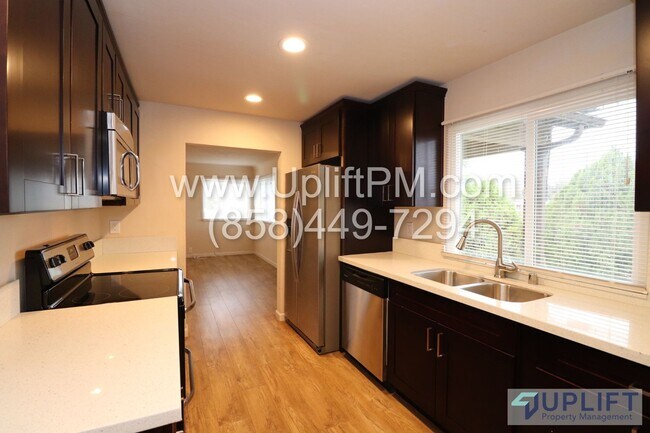 Building Photo - B St (948-50) (Ramona)