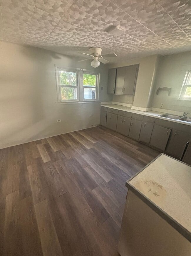 Building Photo - Collinwood Single Home