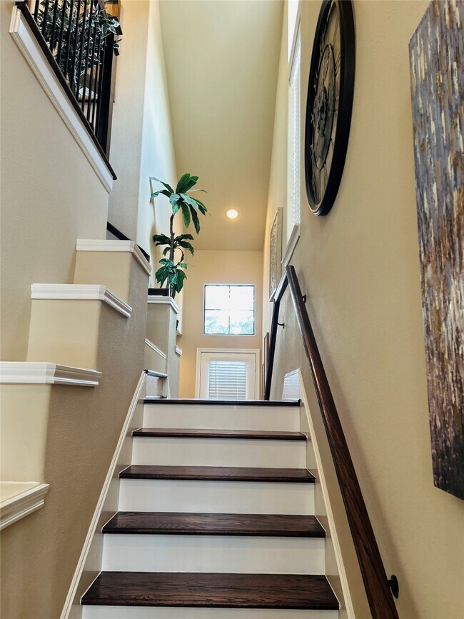 Building Photo - 1049 W 22nd St