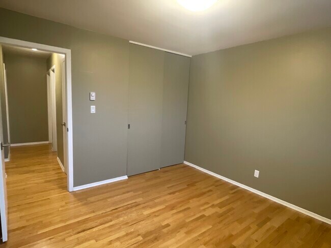 Building Photo - 400 Westwood Dr