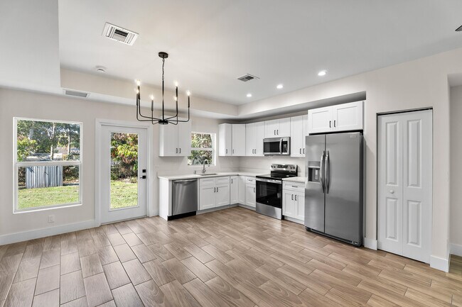 Building Photo - 3003 SE Fairmont St