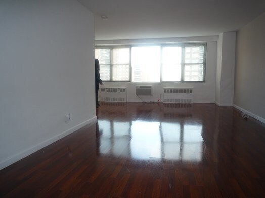Primary Photo - 101-20 Queens Blvd
