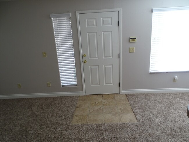 Building Photo - Centrally Located 2 bedroom Condo